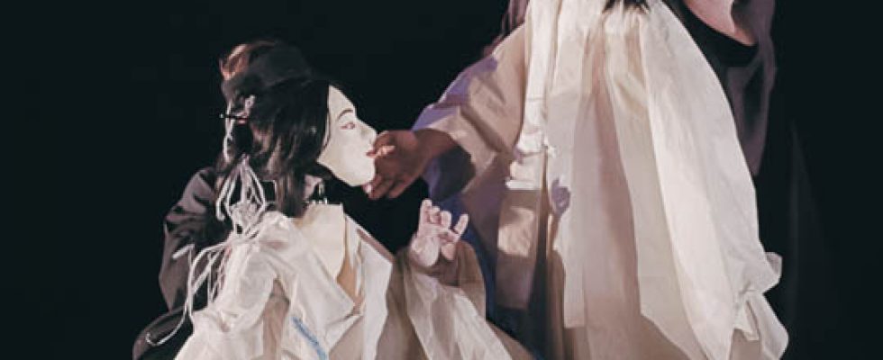 Théâtre d’objets / Marionnette / Jonglage / Musique Création 2015 – Tous public à partir de 8 ans &nbsp; Librement inspiré du conte éponyme japonais, 人魚NINGYO est une rêverie sur la relation à deux à travers un regard fantasmé sur l’esthétique japonaise. Danse, manipulation d’objets et de marionnettes et musique [&hellip;]